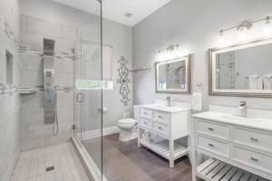 New Remodel In Old Town W Heated Pool