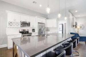 New Remodel In Old Town W Heated Pool