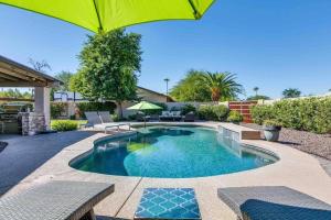 Spacious Backyard W Free Heated Pool, Tv and Bbq