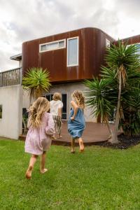 Cooinda - sweeping ocean views, short walk to beach