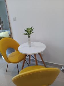 Phòng Vinhome Grand Park với balcony, 1 phòng ngủ, bếp, phòng khách, phòng tắm