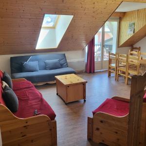 Next to the ski lift! *3bed Apt* sleeps 8* Parking* Pool