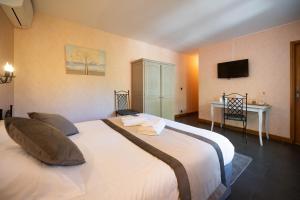 Logis Hotels - Hotel Restaurant Domaine Les Falaises : Chambre Double avec Grande Terrace