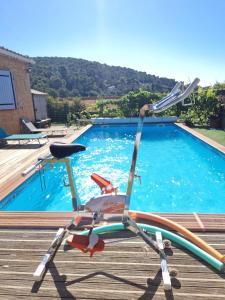 Chalets Chalet de 25 m2 avec jardin, piscine et spa uniquement accessible en juin sept : photos des chambres