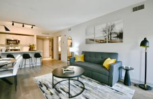 Horseshoe Valley Bliss - Luxe Condo Retreat with Jacuzzi - Top Floor Romance - Self-Check-in - Indoor & Outdoor Heated Pool Haven