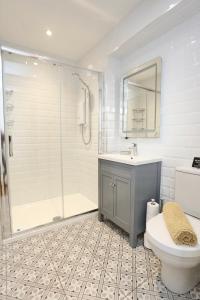 Stunning Coach House with two bedrooms and parking