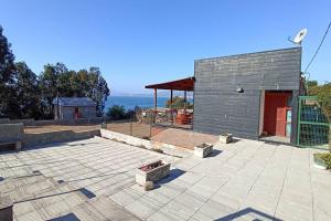 Tranquilidad frente al mar en un entorno natural