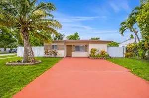 Casa Neisy Florida 10 minutes from Hollywood Beach and Hard Rock Hotel & Casino Hollywood - Carver Ranches