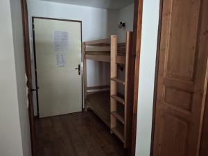 Studio avec balcon, parking et wifi à Brides-les-Bains - FR-1-512-275