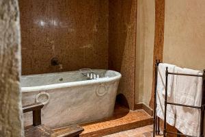 Hotels Chateau de Bagnols : Suite Château Classique