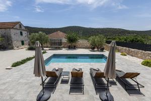 Villa Bosilen with private pool, near Trogir, Split airport, quiet area, family villa