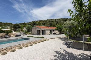 Villa Bosilen with private pool, near Trogir, Split airport, quiet area, family villa