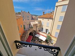 "MER" Climatisé - 2 pas du port -Place aux Herbes