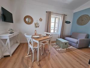 "MER" Climatisé - 2 pas du port -Place aux Herbes