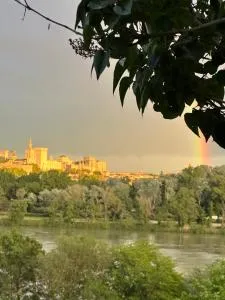 Charmante PETITE MAISON avec vue panoramique, en centre historique, proche d'Avignon, ancienne, rénovée, climatisée, terrasse, parking public gratuit - 阿维尼翁新城