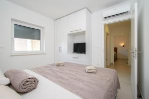 Modern apartment Alisa with a sea view