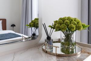 Luxury Escapes - Stylish 2BR with Balcony in Burj Crown Downtown