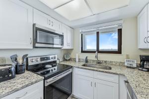 Coastal Charmer Ocean View Pool Walk to shopping dining Trillium 601