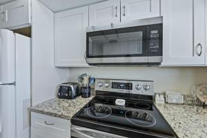 Coastal Charmer Ocean View Pool Walk to shopping dining Trillium 601