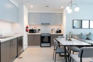 Luxury Escapes - Stylish 2BR Apt with City View in Forte Downtown