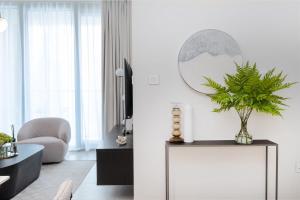 Luxury Escapes - Stylish 2BR Apt with City View in Forte Downtown