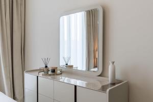 Luxury Escapes - Stylish 2BR Apt with City View in Forte Downtown