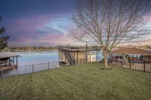 Lakeside Gem Sleeps 12 with Boat Dock and Lake Access - Granite Shoals