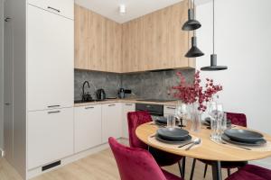 Apartament w Zielonej Okolicy Poznania z Parkingiem by Noclegi Renters