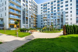 Apartament w Zielonej Okolicy Poznania z Parkingiem by Noclegi Renters