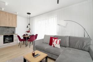Apartament w Zielonej Okolicy Poznania z Parkingiem by Noclegi Renters