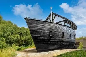 Unique Boat Shaped House at Lakefront #instaWORTH - ليبتوفسكي يان