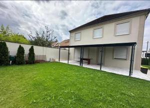 Maisons de vacances Maison spacieuse avec terrasse a Pontault-Combault : photos des chambres
