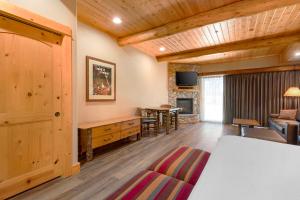 King Suite with Sofa Bed and Jetted Tub - Pet Friendly room in Best Western Ponderosa Lodge