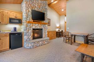 King Suite with Sofa Bed and Jetted Tub room in Best Western Ponderosa Lodge