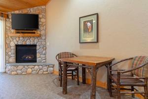King Suite with Spa Bath - Non-Pet Friendly room in Best Western Ponderosa Lodge