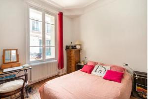 Vintage 2BD Apartment with Patio in Montmartre