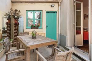 Vintage 2BD Apartment with Patio in Montmartre