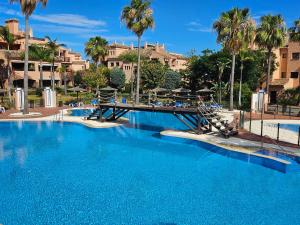 Modern 2BR APT second line Marbella Beach, Pools and Paddle