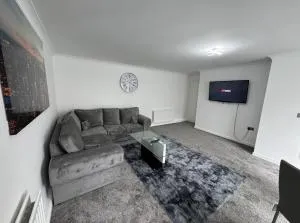 The Modern Apartment - 2 Bed 1 Bath Private Parking - Woolstone