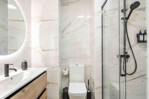 Bright and modern apartment by REMS