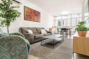 Bright and modern apartment by REMS