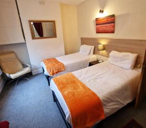 Contactors House 4-br 6-beds & Parking For 3 Vans