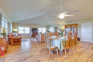 On Lake Istokpoga: Lorida Home w Lanai!