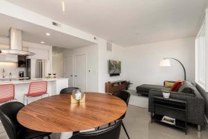 Modern Elegance on Linden - Walk, Bike Everywhere!