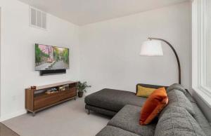 Modern Elegance on Linden - Walk, Bike Everywhere!