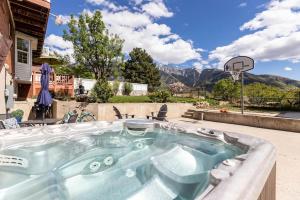 HotTub! Views! Basketball! Fireplaces! Mtn Trails