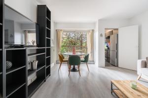 Le Blanqui - Face RER B Free Parking