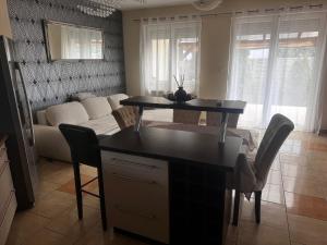 Airport RoadReptér közeli ház privát parkolóval