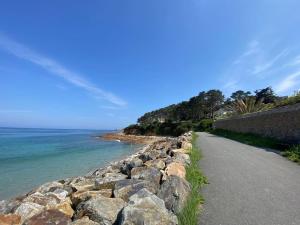 Maison avec vue mer et accès plage à Plougasnou