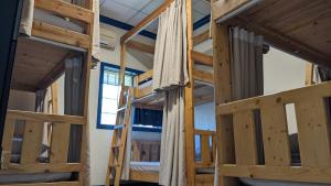 Giường Trong Phòng Ngủ Tập Thể Cho Cả Nam Và Nữ 6 Giường (Bed in 6-Bed Mixed Dormitory Room)